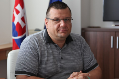 Znamy postrach developerov opat uraduje Vadi mu vyrub lipy duba a topolov