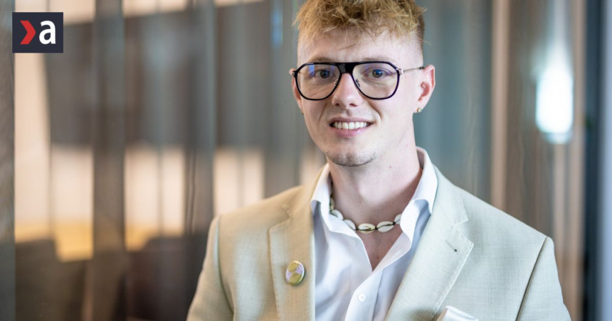 Napriek chorobe miluje cestovanie a politiku