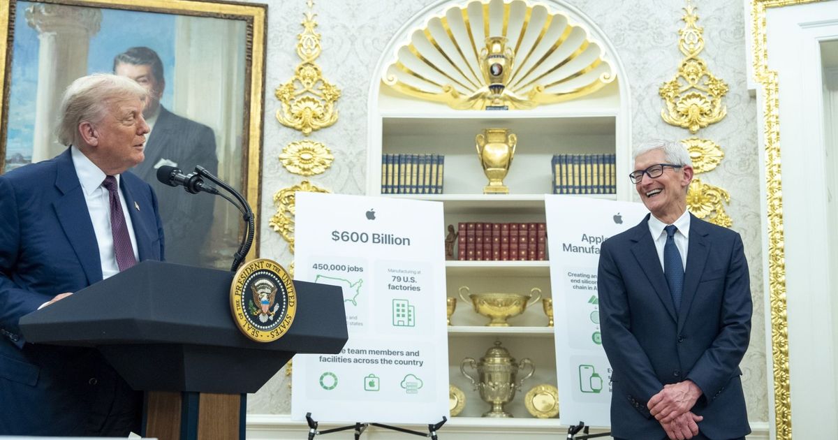 Sef Apple dal Trumpovi zlato a slubil peniaze