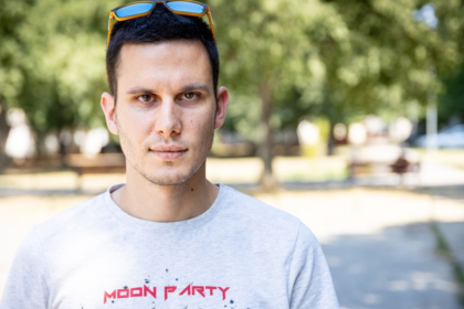 Terorizuju obyvatelov blokuju cesty a biju Slovakov