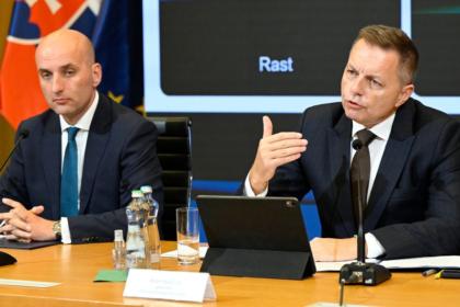 Konsolidacia a geopolitika poskodzuju ekonomiku Narodna banka vidi cierny scenar