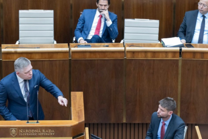 Konsolidacia v parlamente celi kritike Varovanie opozicie o asistentoch