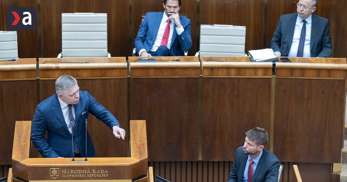 Konsolidacia v parlamente celi kritike Varovanie opozicie o asistentoch