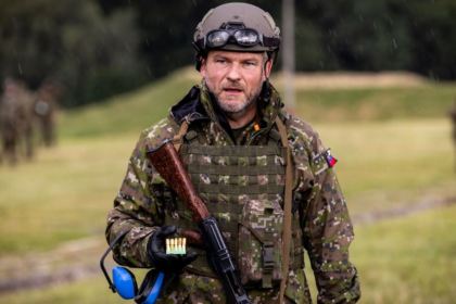 Nasi vojaci bojuju starymi zbranami Robert Kalinak nenajde slovensku pusku