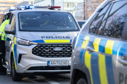 Policajti sa chystaju pod okna parlamentu Hneva ich zrusena valorizacia