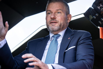 Prezidentska kancelaria kupila dva mercedesy v obsidianovej metalize a kozi