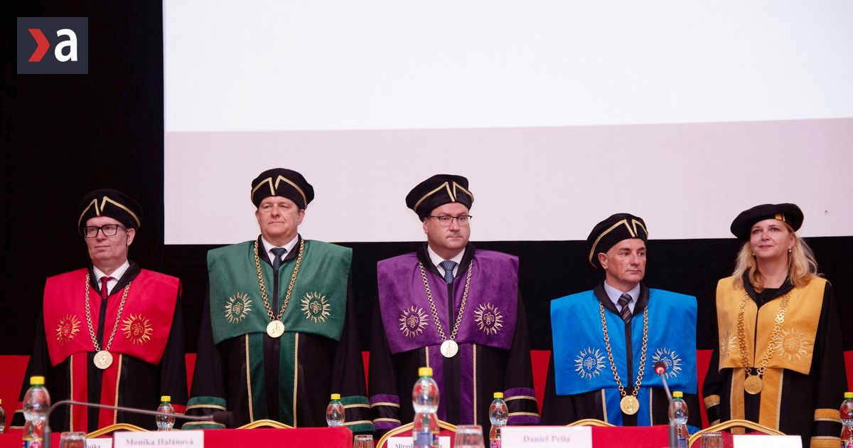 Univerzita Pavla Jozefa Safarika Nove akademicke talare s historickymi odkazmi