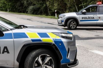 Policajt chcel strielat kolegov hovorit o bombe