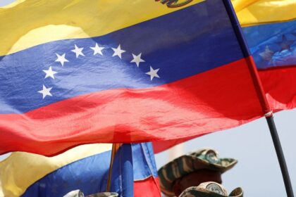 Trumpove vojnove lode su pri Venezuele Rezim ospevovany Lubosom Blahom celi americkemu tlaku