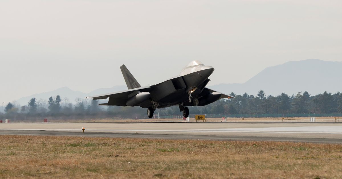 Vzacny zaber z bojov na Ukrajine F 16 v rezime zabijak