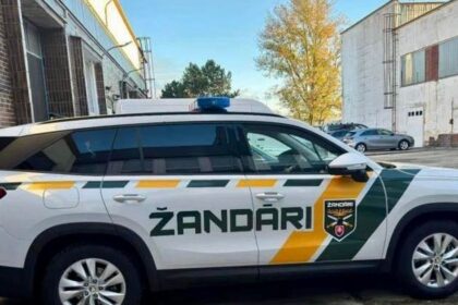 Zandari vyrazili na cesty polepy na autach vzbudzuju otazky