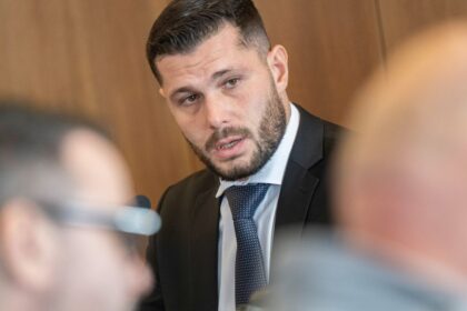 Cesi zasnu nad bizarnymi nazormi poslanca Smeru Glucka