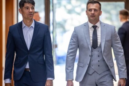 Ficov sef Uradu vlady zacal tajit svoj plat