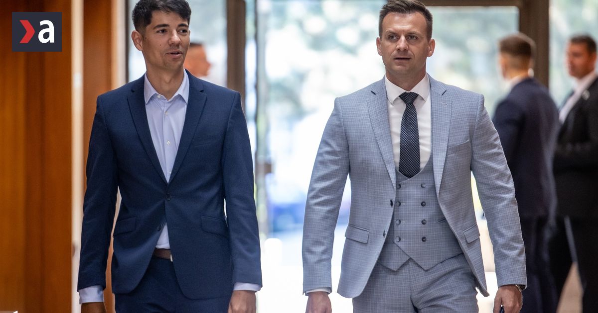 Ficov sef Uradu vlady zacal tajit svoj plat