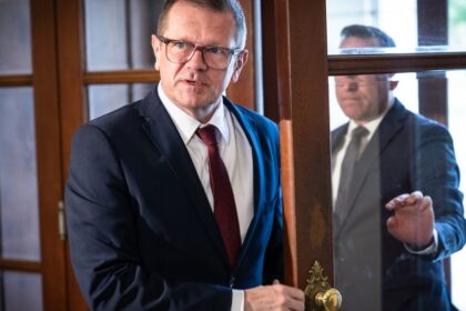 Po Petrovi Kmecovi konci aj Pellegriniho poradca