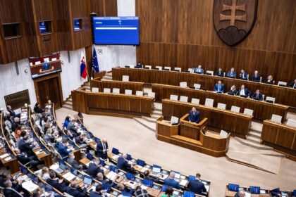 Protesty varovania expertov a odhodlana koalicia