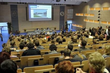 System elektronickej vymeny udajov sposobuje oneskorenie pridavkov