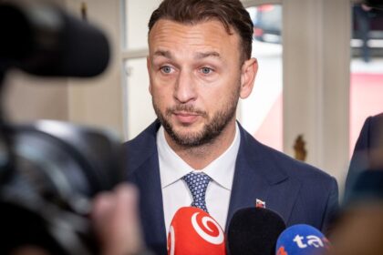 Vlada rusi urad ktory ministrovi Estokovi prekaza
