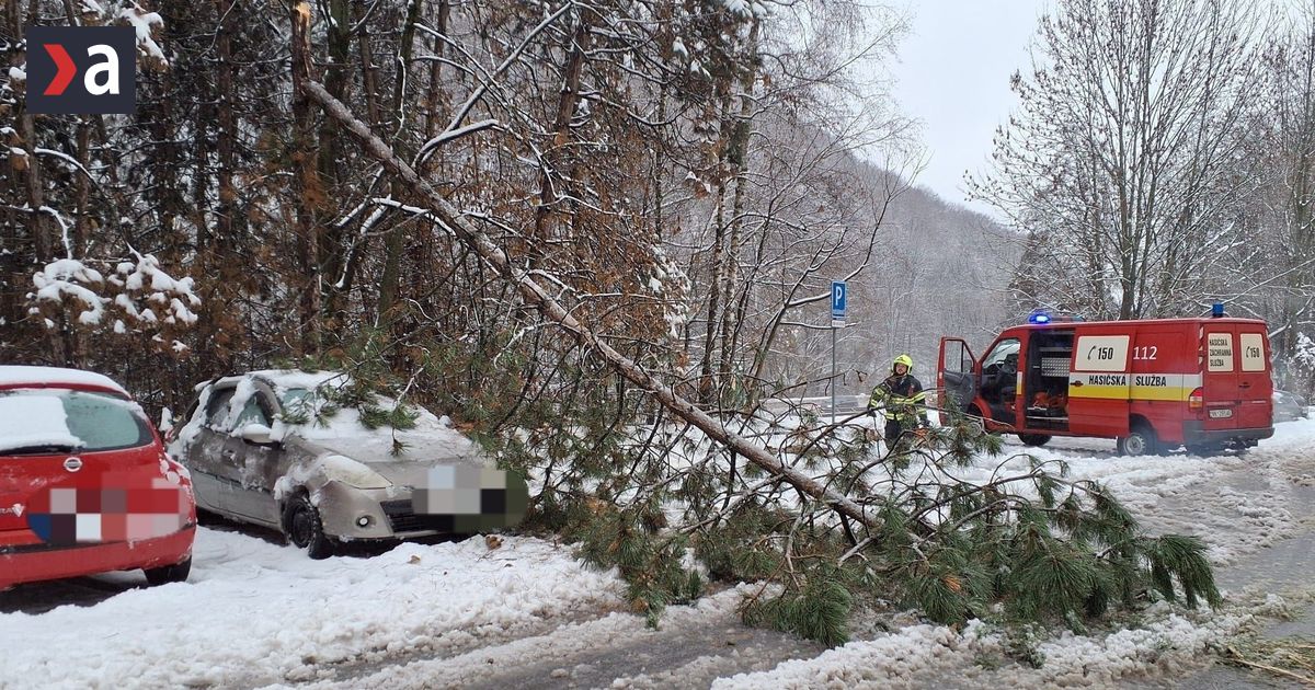 Zle pocasie poslalo do terenu stovku hasicov