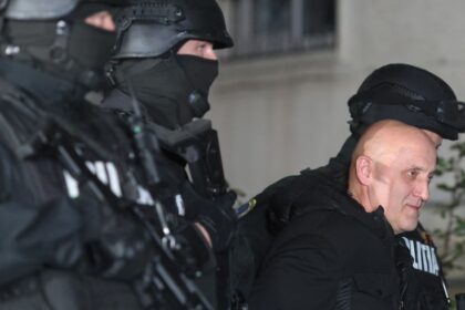 Zoldnieri extremisti a ruske peniaze pribeh ktory otriasol Europou
