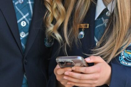 Drsny krok australskej vlady Mladym do 16 rokov zakazala socialne media