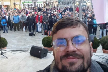 Je to politicky amoralne Funkcionar TASR burcoval dav proti progresivcom skritizoval ho aj poslanec Smeru