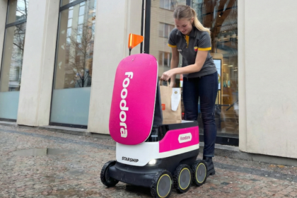 Jedlo moze priviezt robot McDonalds testuje novu donasku