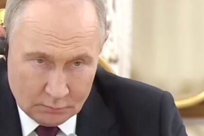 Mythus o neznicitelnosti pada preco vacsina Rusov neveri v Putinovu vojnu
