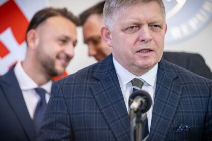 Nad demokraciou sa zmraka Fico vsak ovlada vypinac
