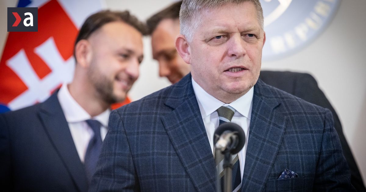Nad demokraciou sa zmraka Fico vsak ovlada vypinac