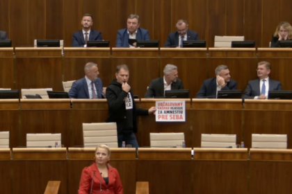 Neutieraj si o mna papulu Andrej Danko sa pochytil s poslancom PS nocne rokovanie parlamentu je napate