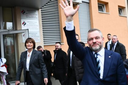 Peter Pellegrini si v Srbsku nenasiel cas na zbitych krajanov Protest pocas jeho navstevy obkolesili tazkoodenci