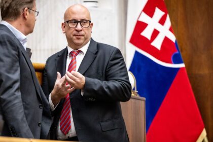 Poslanec sa zucastni schodze len ked uzna