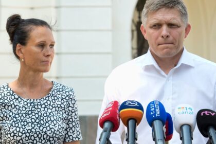 Premier Fico vytiahol manzelku podal zalobu a uspel Matovica rozrusili nalepky na notebooku premierovho advokata