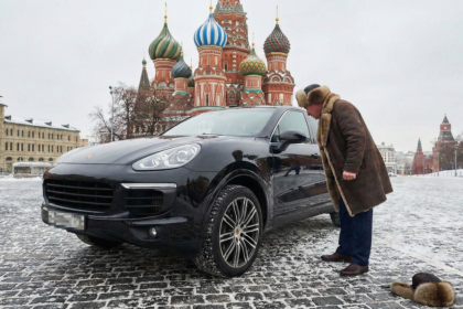 Stovky ruskych vozidiel Porsche nahle zastavili