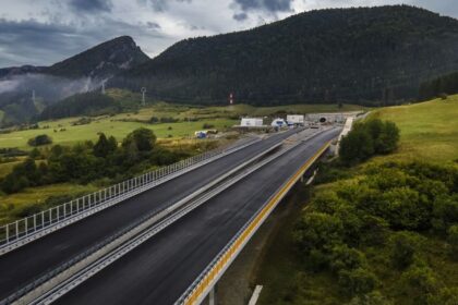 Tenel Visnove 27 rokov 13 ministrov a trikrat poklepany kamen