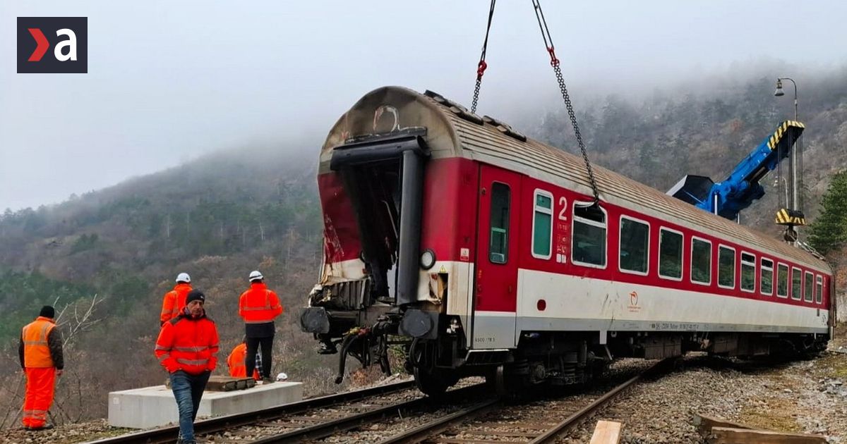 Vozne po havarii pri Jablonove nad Turnou odstranili