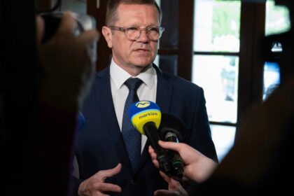 Z parlamentu priamo do zahranicia Vlada poslala Petra Kmeca na juh Europy