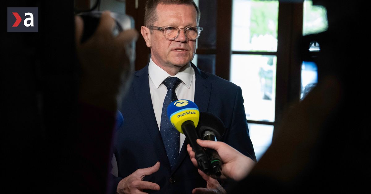 Z parlamentu priamo do zahranicia Vlada poslala Petra Kmeca na juh Europy