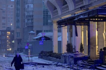 Bez kurenia vo fujavici Rusi utocia na elektrarne starosta Kyjeva radi ludom odist za teplom