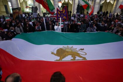 Kazdu chvilu kontrolujem mobil a placem hovori Iranka
