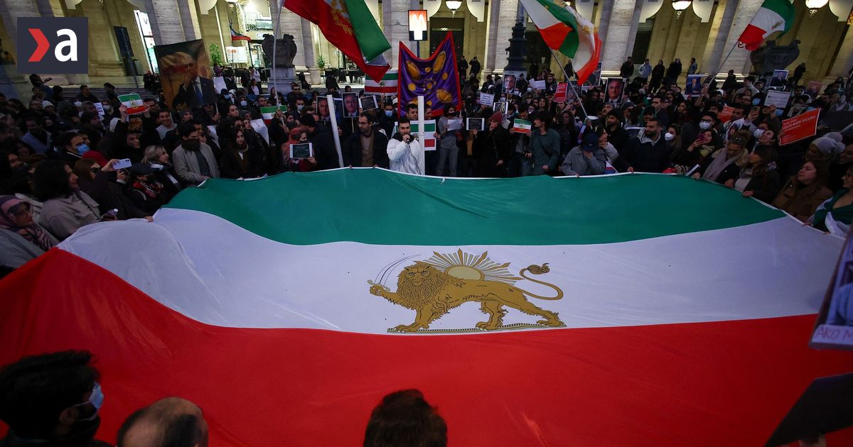 Kazdu chvilu kontrolujem mobil a placem hovori Iranka