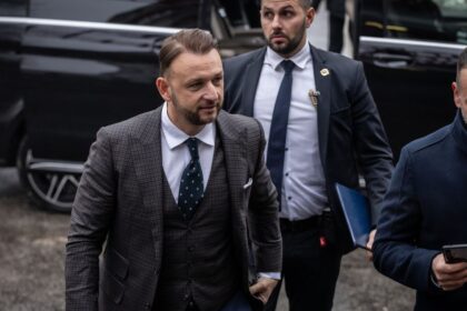 Minister vnutra reagoval na luxusnu dovolenku platenu hotovostou