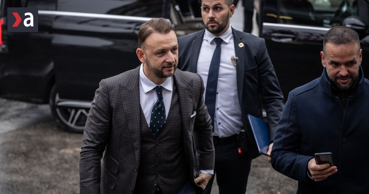 Minister vnutra reagoval na luxusnu dovolenku platenu hotovostou