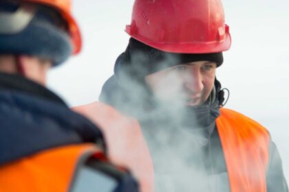 Podla akych kriterii vyberat pracovne odevy do chladnych a vlhkych podmienok