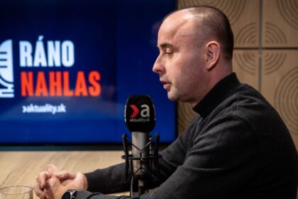 Premier Fico robi Slovensku medvediu sluzbu tvrdi Stefancik