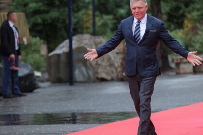 Robert Fico prisiel pre dlhovu brzdu o statisice eur Kedy poziada o doveru