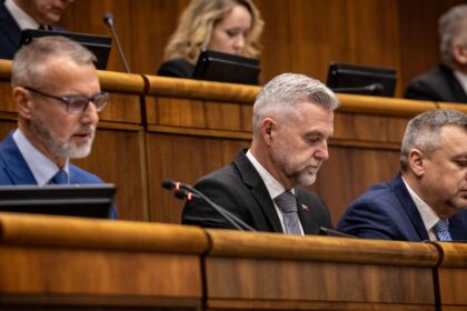 Vznik tu cenzorsky urad Opozicia varuje pred novymi pravidlami ktore maju umlcit poslancov
