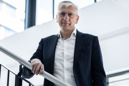 Za polrok chce stat postavit tolko nabijaciek ako za celu dekadu Som optimista hovori predseda zvazu automobiliek
