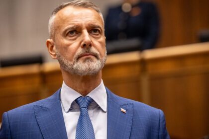 hlas trva na tom aby vlada poziadala parlament o vyslovenie dvery tvrdi richard rasi